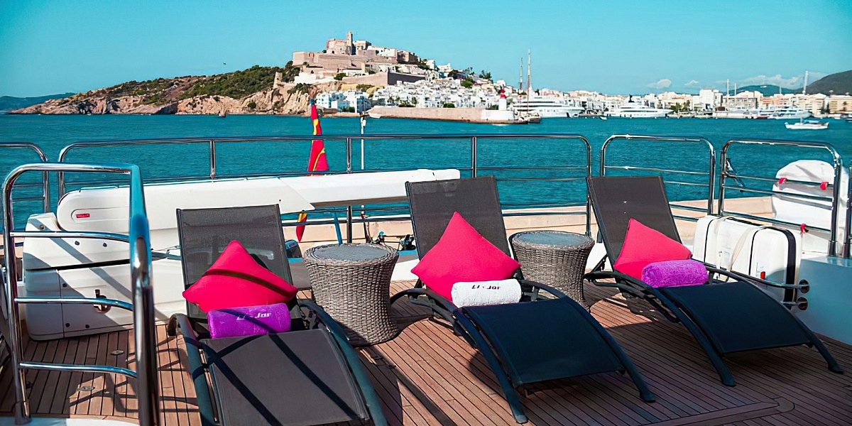 Продается моторная яхта Sunseeker 86 - лежаки на флайбридже